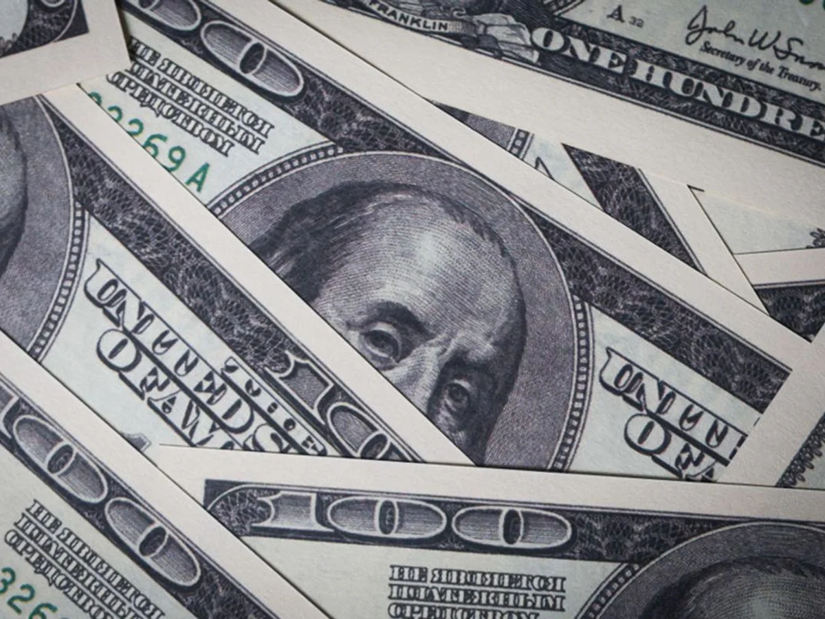 Dólar cai com corrida eleitoral e inflação comportada no Brasil e nos EUA