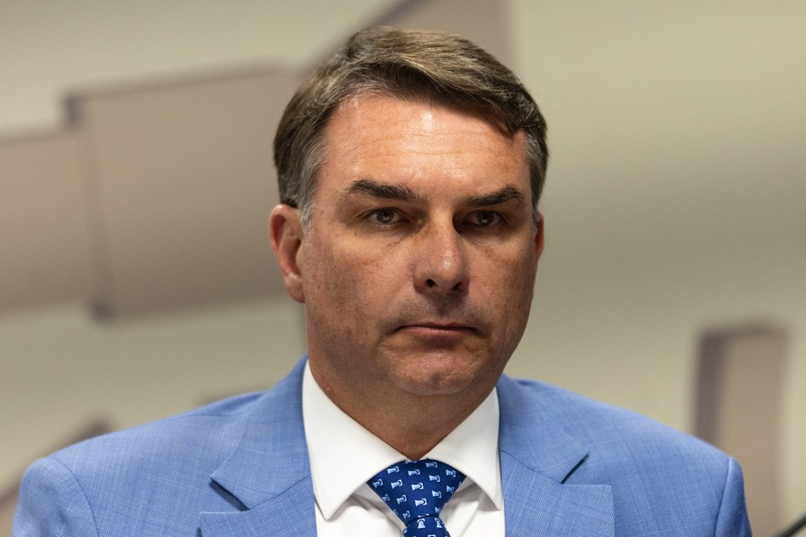 PT pede ao STF investigação de possível financiamento de organização trumpista para Flávio Bolsonaro