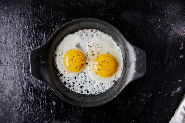 Trocar a frigideira pelo forno é o segredo para ovos perfeitos, diz chef