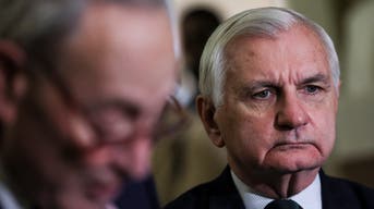 Senador veterano do Dem cruza com facilidade os oponentes progressistas nas primárias ao buscar seu sexto mandato