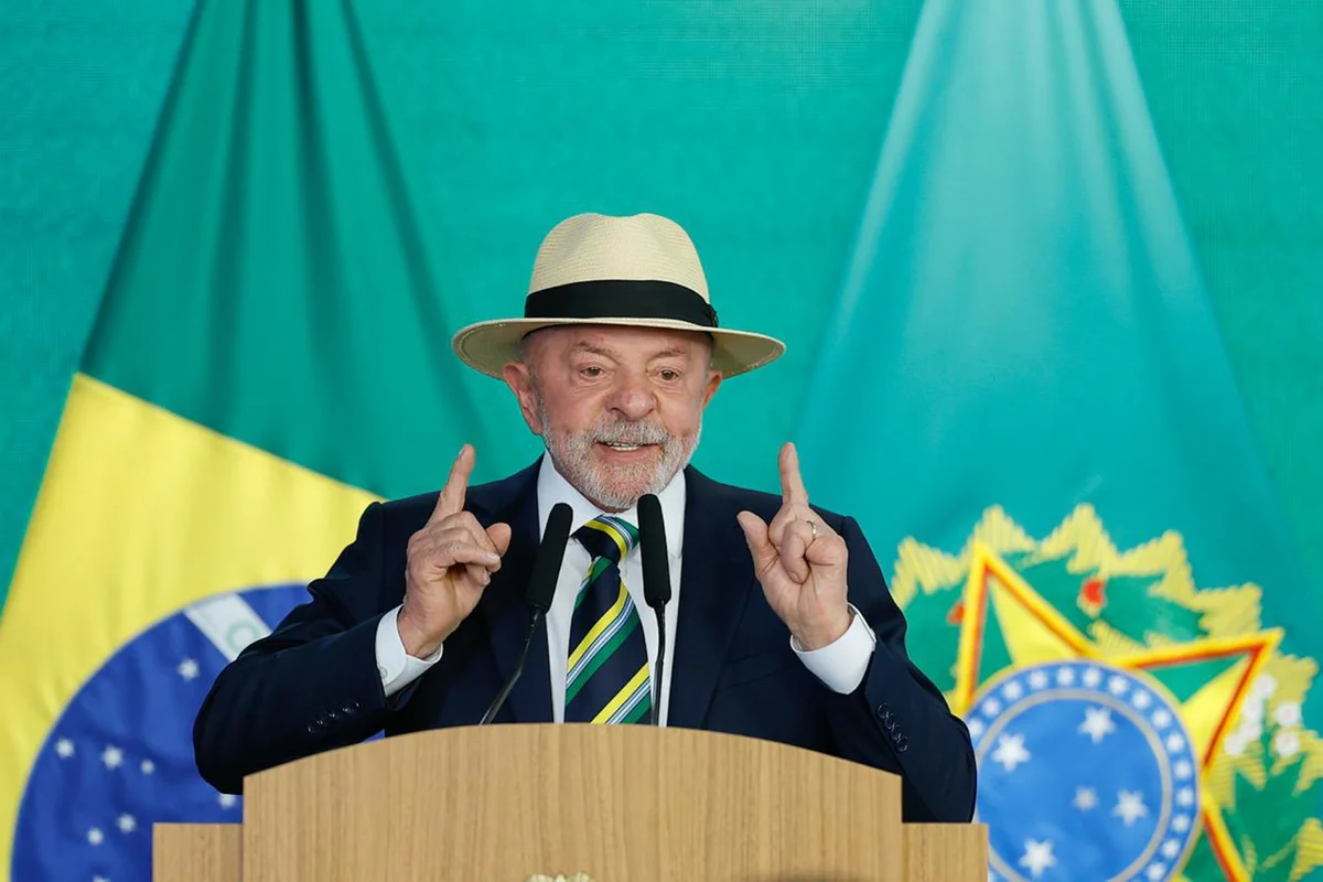 Lula tenta reagir a avanço de Flávio e sanciona PL para motoristas de app