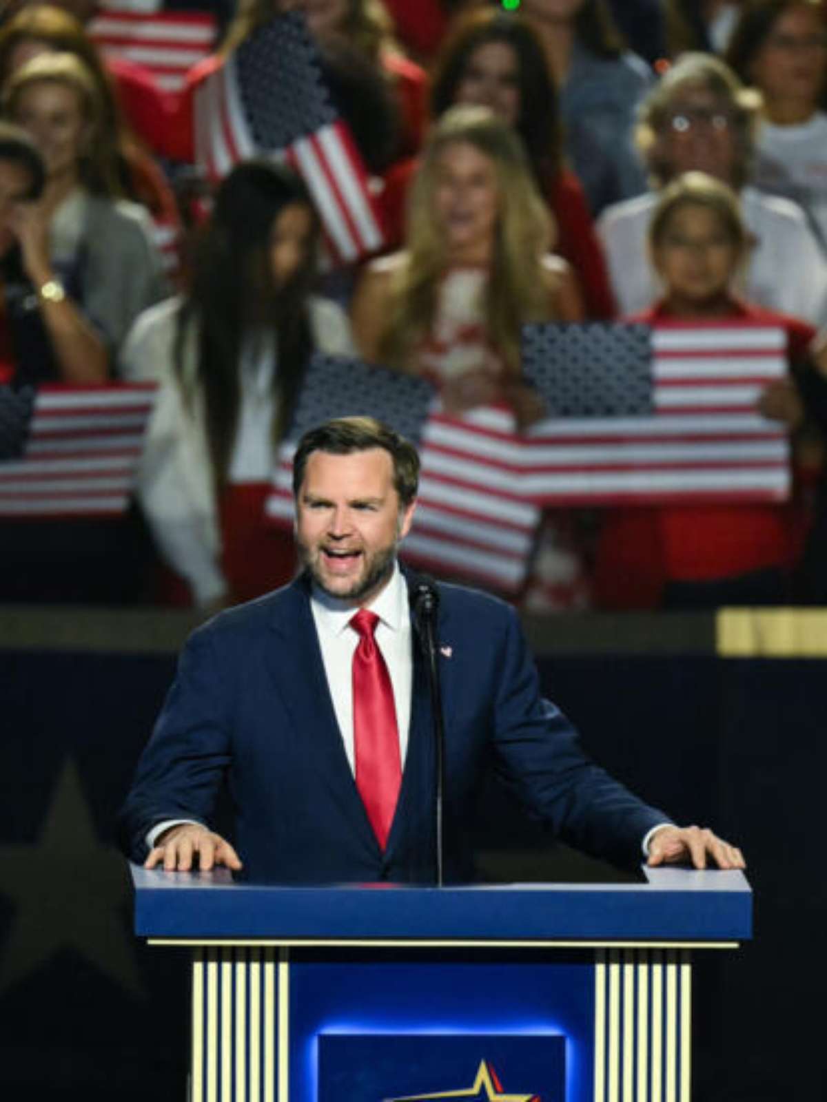 Vice de Trump adota tom mais moderado e discursa como herdeiro político para 2028 em convenção