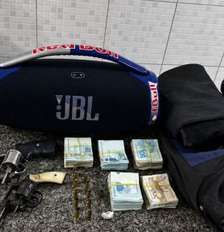 Polícia apreendeu armas, munição, celular e o valor roubado. Foto: Divulgação / Portal de Prefeitura