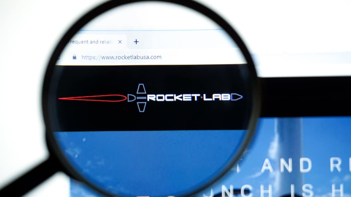 Rocket Lab contesta contrato de R$ 3,7 bilhões da NASA dado à Blue Origin