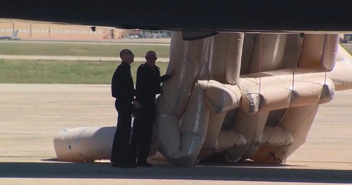 Escorregador de emergência do Air Force One é acionado momentos antes de Trump embarcar