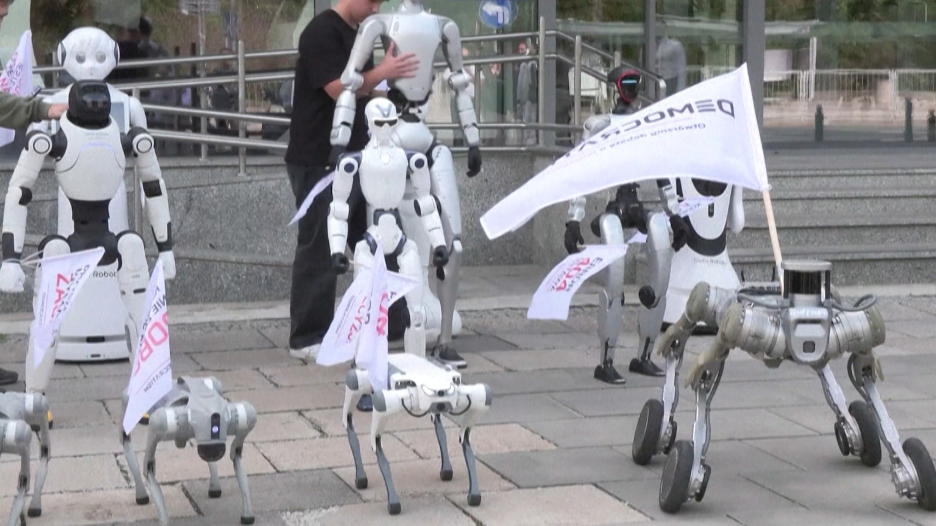 Robôs participam de protesto contra o uso da inteligência artificial no mercado trabalho