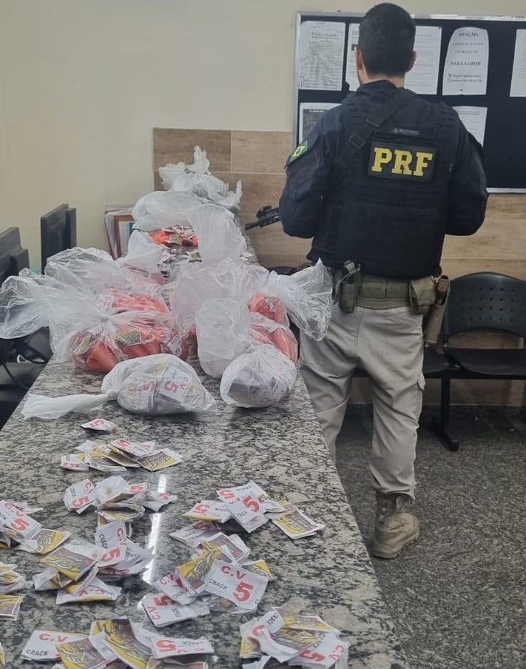 PRF prende homem com 3 mil pedras de crack e 500 pinos de cocaína na Via Dutra, em Volta Redonda (RJ)