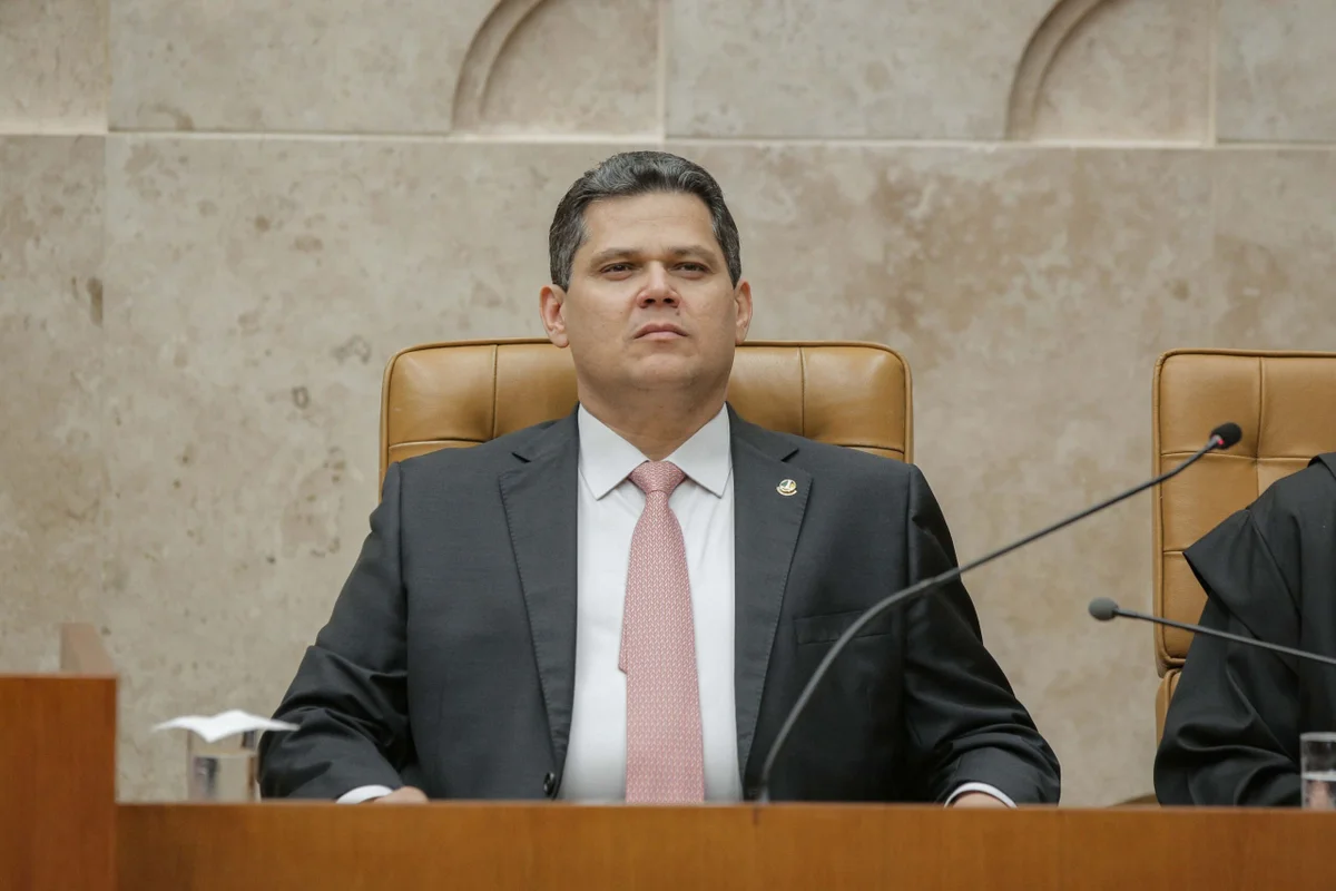 Imagem da matéria: Pressionado por desdobramentos, Alcolumbre resiste a entrar na crise do STF