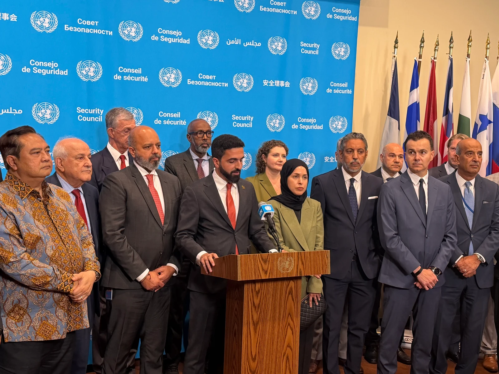 A ONU denuncia a apreensão de complexo humanitário pelos Houthis, enquanto mais 18.000 famílias fogem dos combates no Iêmen
