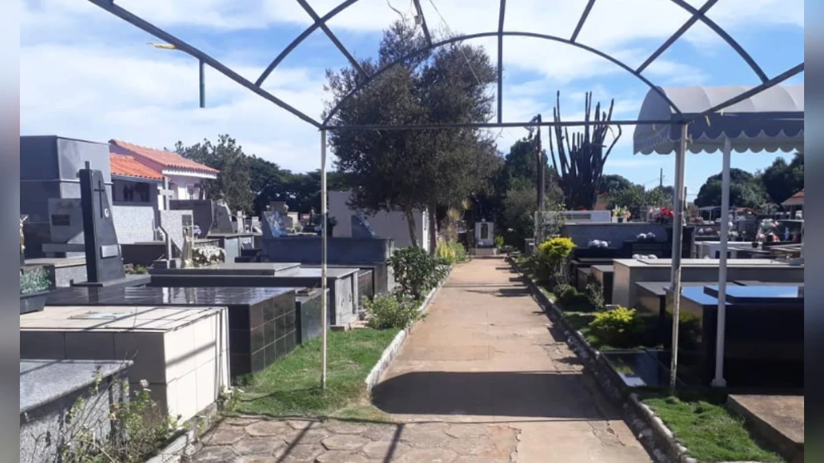 Jazigo de 1909 vira alvo de disputa entre famílias e acaba depredado em MG