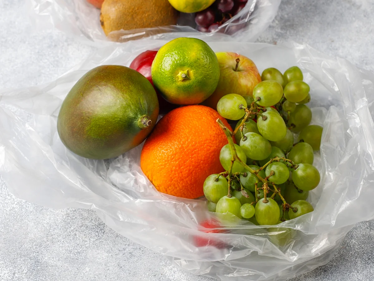 Evitar contato de plástico com alimentos reduz químicos no corpo em 7 dias