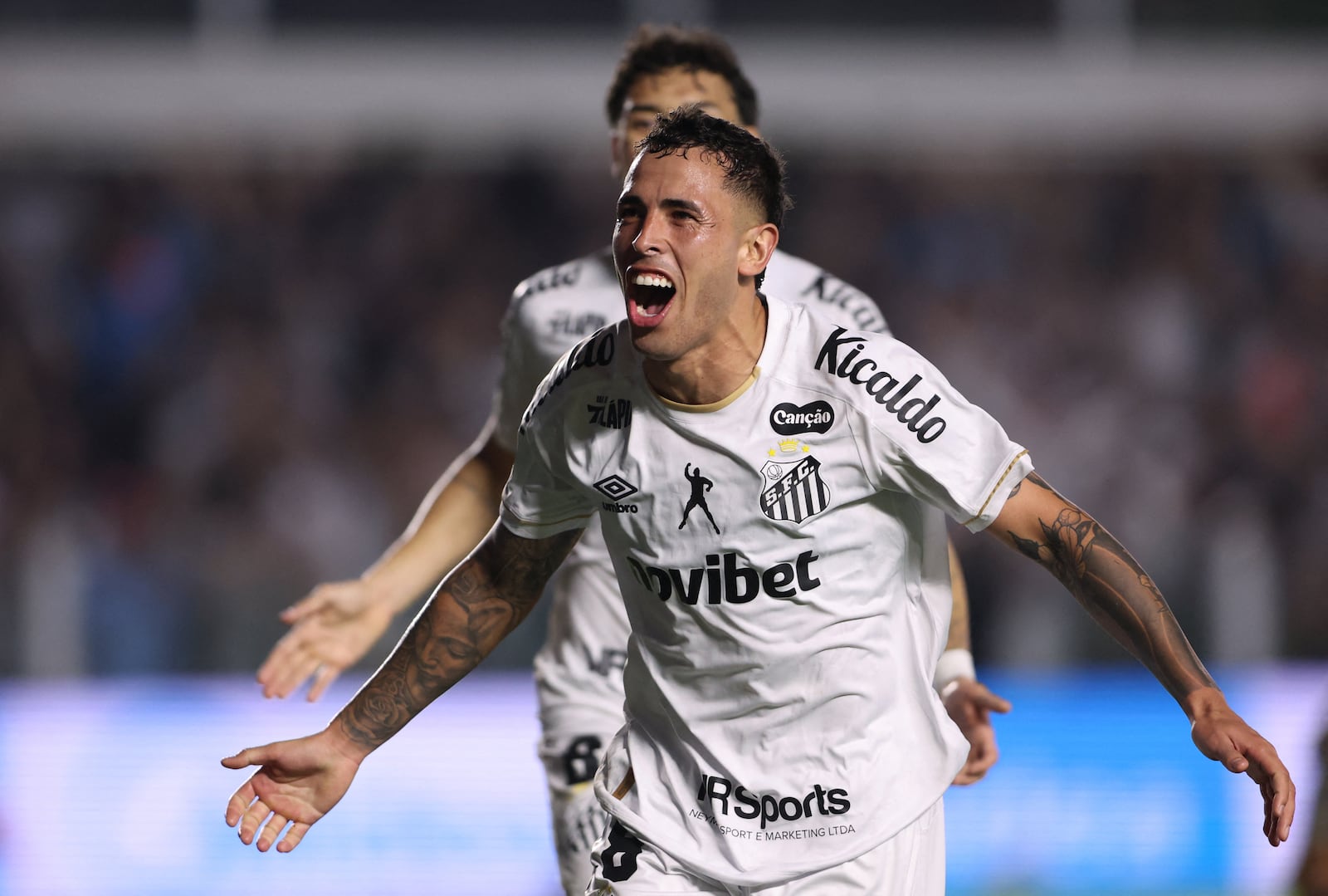 Christian Oliva marcou o segundo gol do Santos na vitória sobre o Atlético-MG