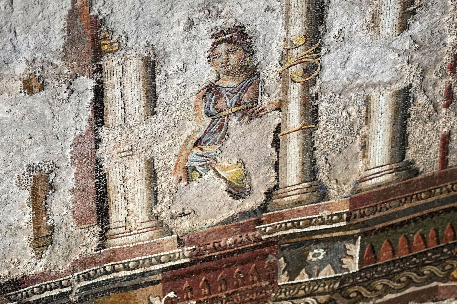 Obra retrata uma cidade portuária murada, com detalhes coloridos e personagens em tamanho real Andrew Medichini/AP via CNN Newsource