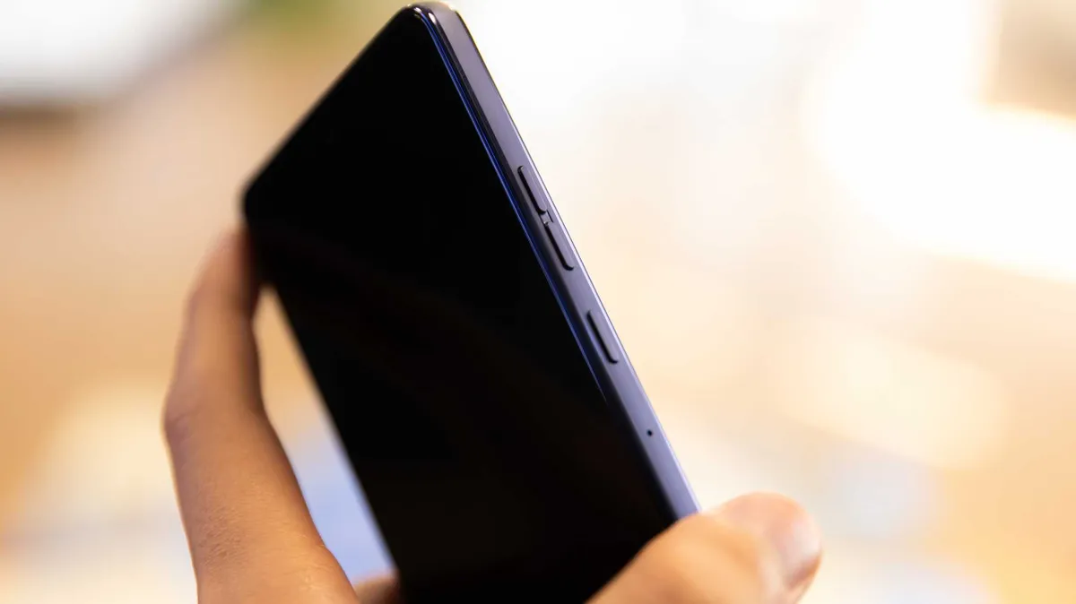 Imagem da matéria: Magalu derrete preço do Moto G86 de 256 GB; celular funciona mesmo molhado