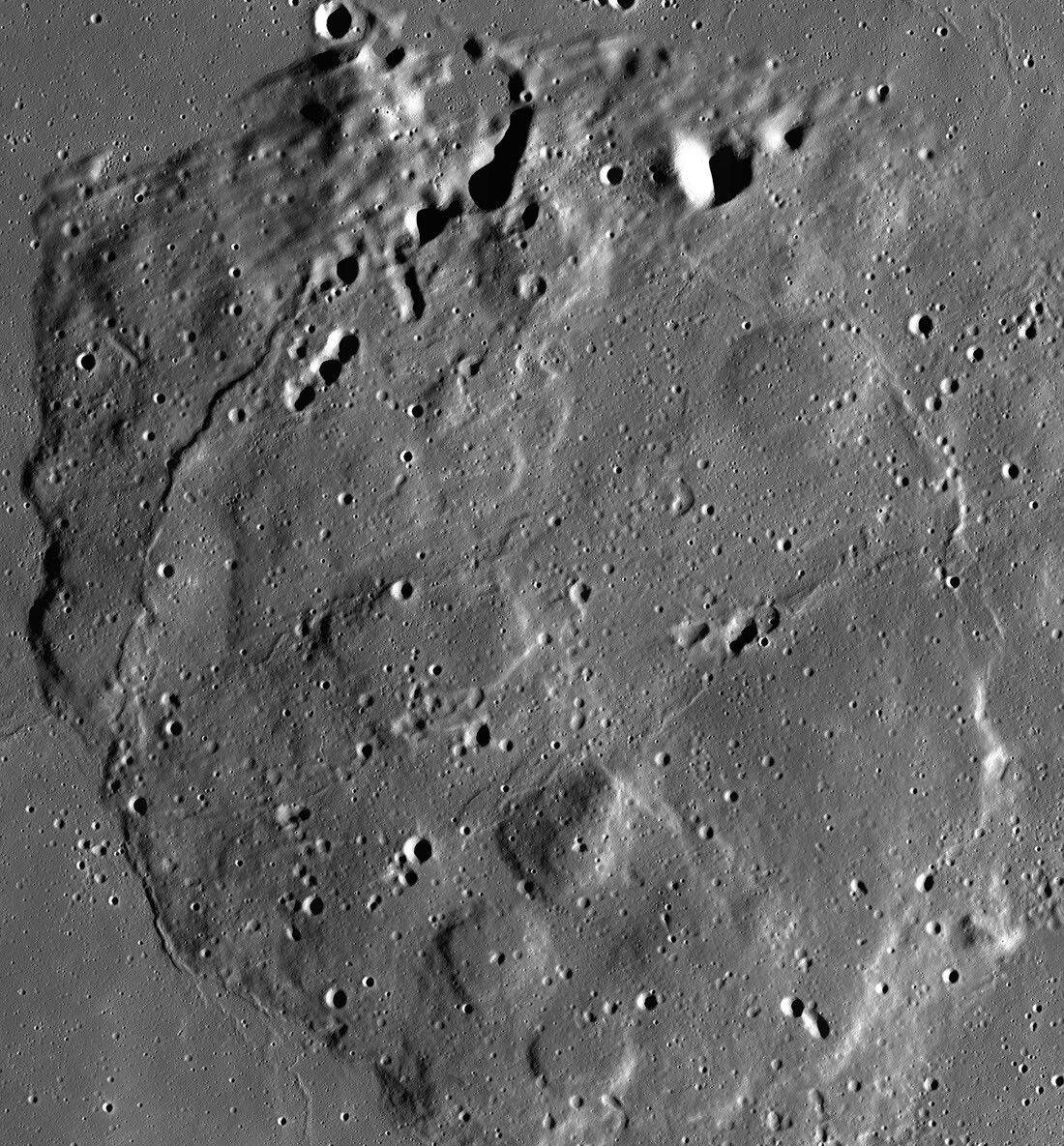 Um mosaico de 10 imagens capturado pela Câmera de Ângulo Estreito da sonda Lunar Reconnaissance Orbiter da NASA