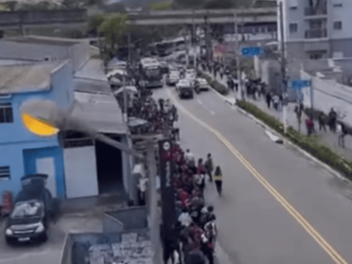 Pirituba tem fila enorme e ônibus lotados após problema na Linha 7-Rubi