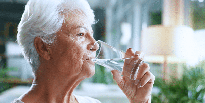 Pequenas mudanças na rotina podem facilitar a ingestão de líquidos e ajudar a prevenir a desidratação Foto: PeopleImages | Shutterstock / Portal EdiCase