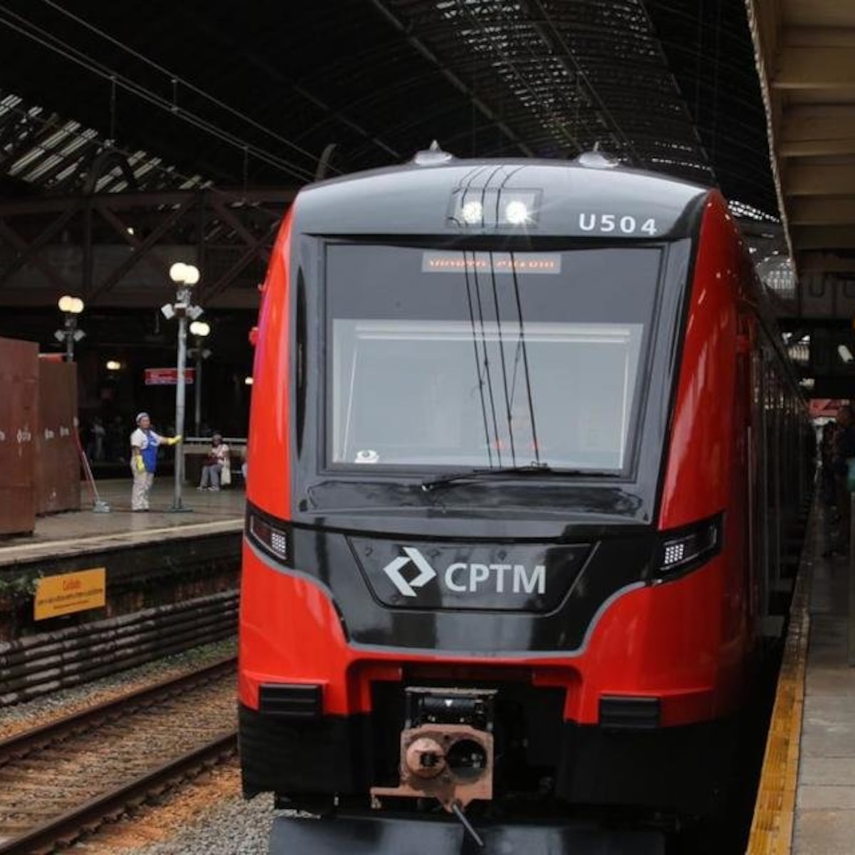 Incêndio em subestação afeta linhas da CPTM e chuva causa interdição em estradas de SP