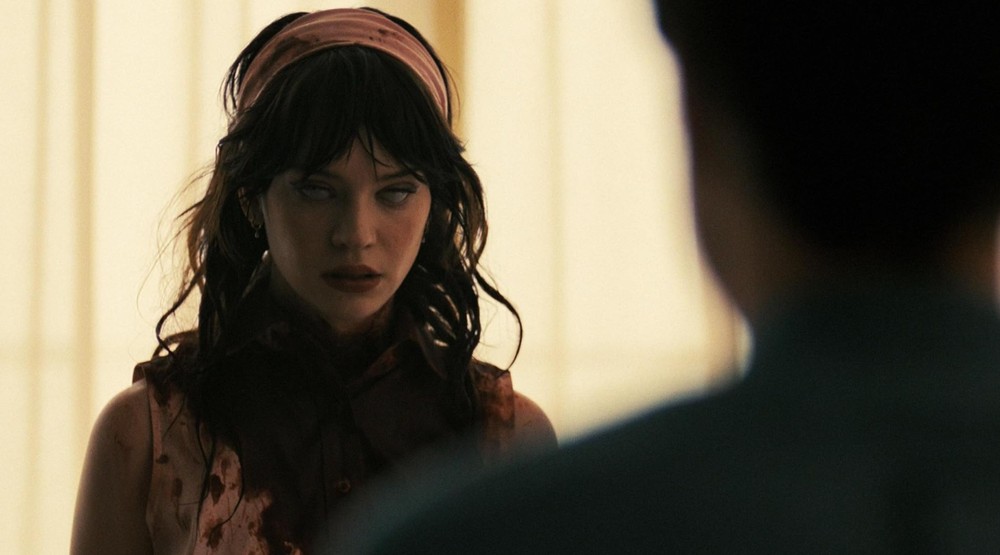 Acompanhante Perfeita segue a relação entre uma androide e um jovem — Foto: Reprodução/IMDb