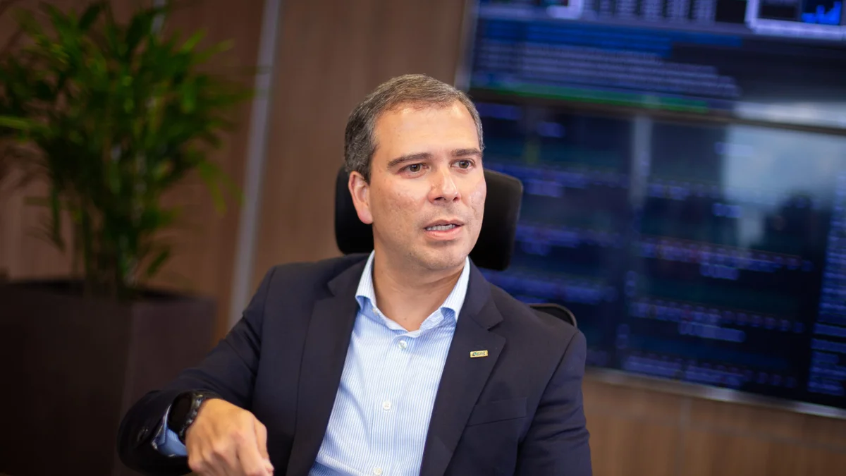PF achou dezenas de armas, incluindo fuzis, ao prender ex-presidente do BRB