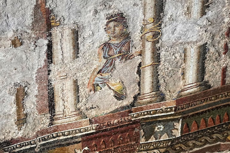 Roma revela o maior mosaico de parede romano já visto, com misteriosa cidade portuária