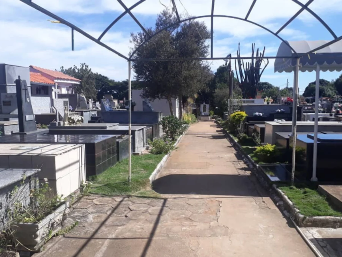 Jazigo de 1909 vira alvo de disputa entre famílias e acaba depredado em MG