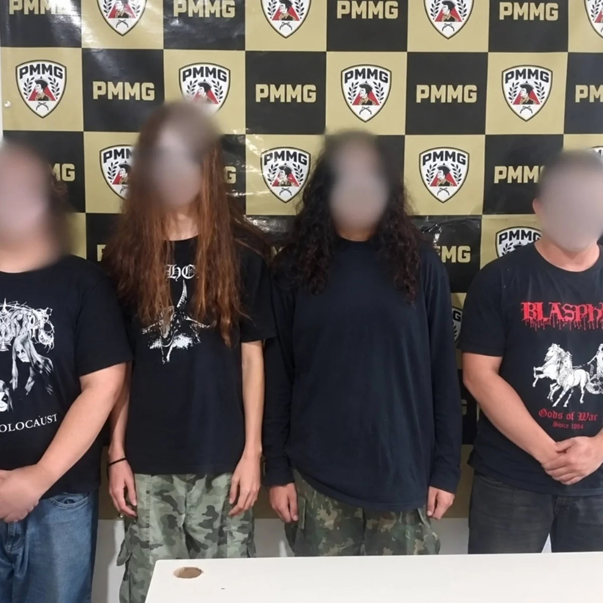 De preto e com rostos pintados, jovens tiram ossos de cemitério mineiro