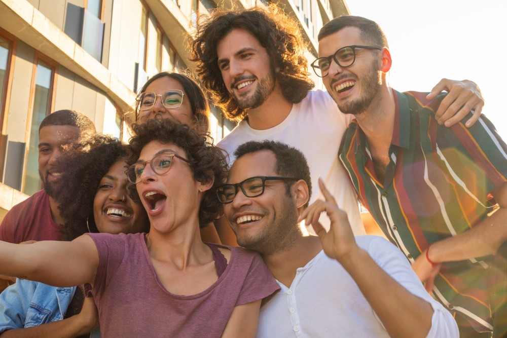 Embora sistemas digitais possam oferecer companhia, psicólogos afirmam que relações humanas continuam sendo fundamentais para o desenvolvimento emocional — Foto: Reprodução/Freepik