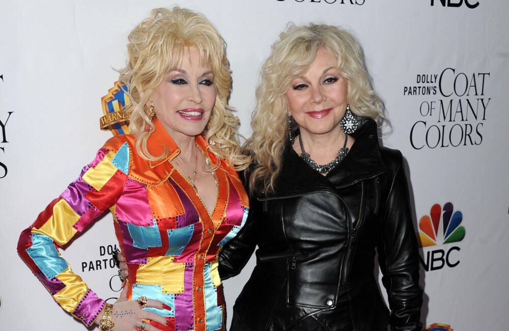 Dolly Parton manteve batalha contra o câncer em segredo até mesmo da família, revela irmã