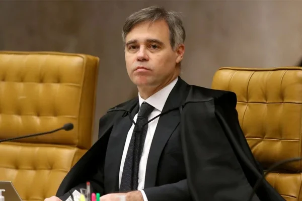 Mendonça atende Fachin e paralisa ação sobre mensagens de Vorcaro e Moraes