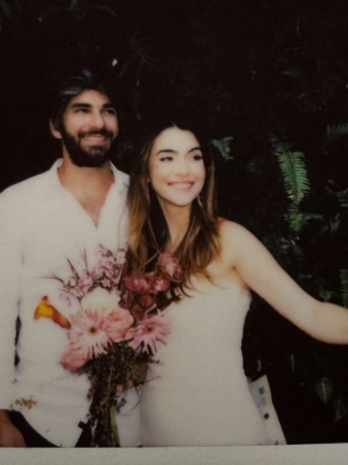 Hugo Moura, ex de Deborah Secco, mostra registro de casamento com jornalista pela primeira vez