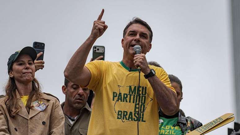 Flávio Bolsonaro é investigado pelo STF no caso 'Dark Horse', Mendonça mantém inquérito sob sigilo