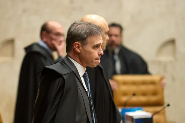 Moraes pede a Fachin quebra completa do sigilo do Caso Master