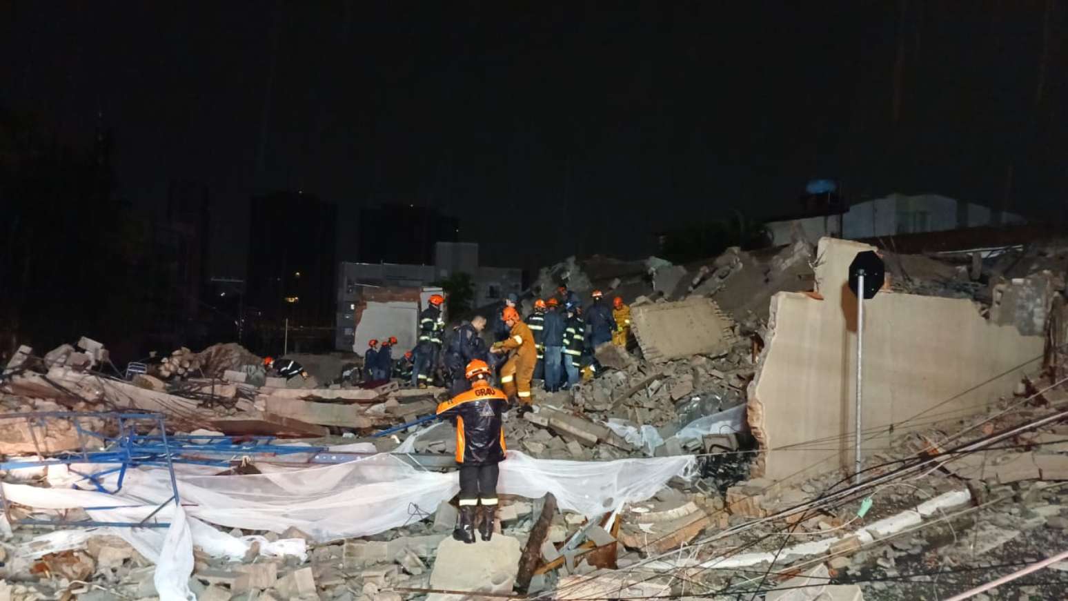 Prédio embargado de 12 andares desabou sobre casa na zona leste de São Paulo