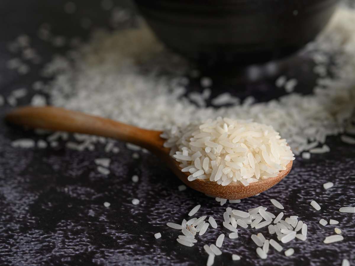 Você lava o arroz antes de cozinhar? Estudo revela o que acontece com o alimento
