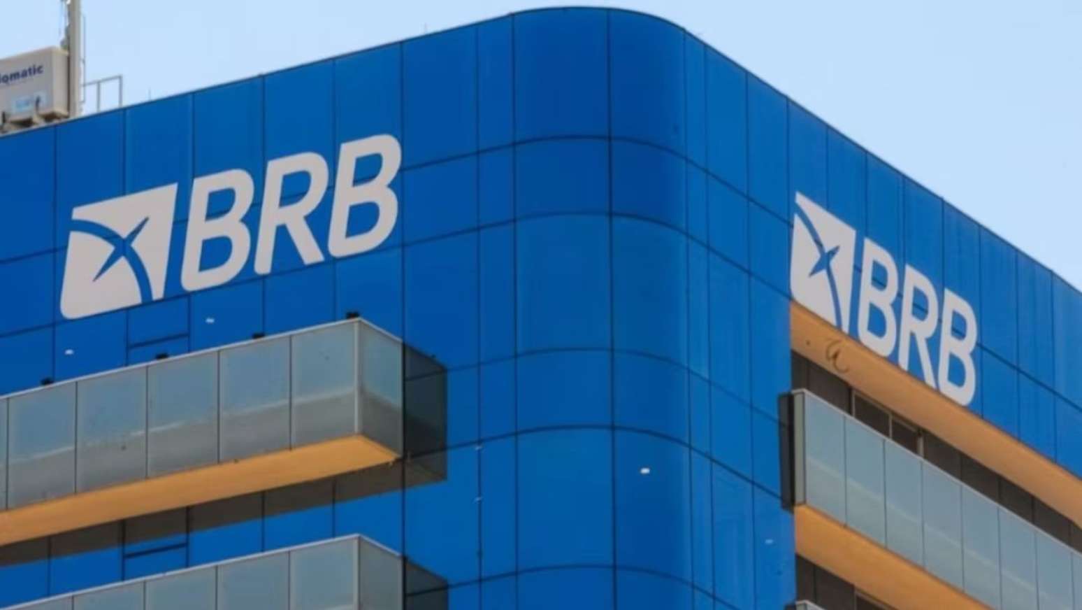 A Polícia Federal concluiu que as fraudes praticadas entre o Banco Master e o Banco de Brasília (BRB) somaram cerca de R$ 17 bilhões e foram estruturadas mediante produção massiva de documentos falsos e a utilização de uma empresa de fachada.