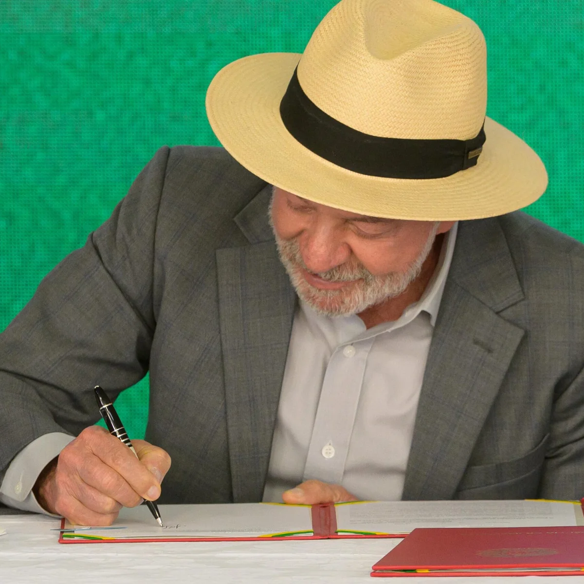 Após aprovação no Congresso, Lula sanciona fim da "taxa das blusinhas"