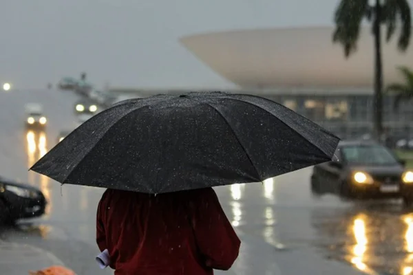 Clima: ciclone extratropical traz risco de temporais, granizo e tornados