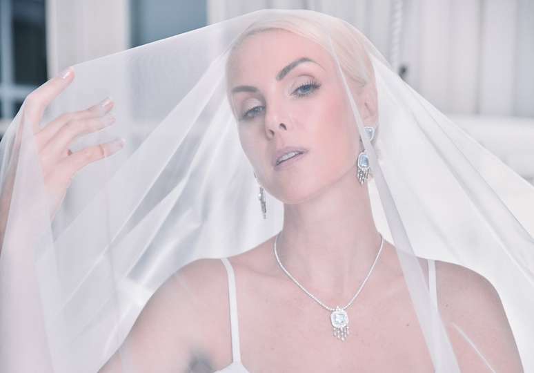 Lá vem a noiva! Veja fotos do vestido de Ana Hickmann para casamento com Edu Guedes