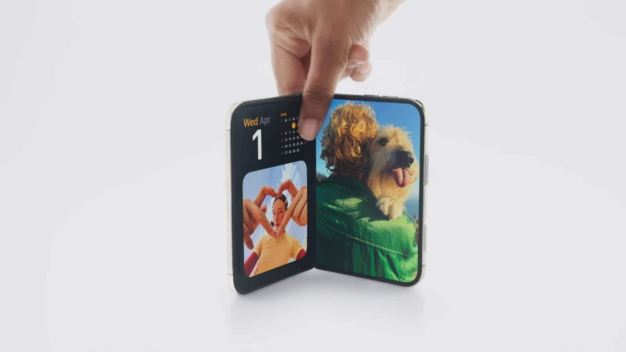 Pessoa segurando iPhone Duo que está levemente dobrado ao meio