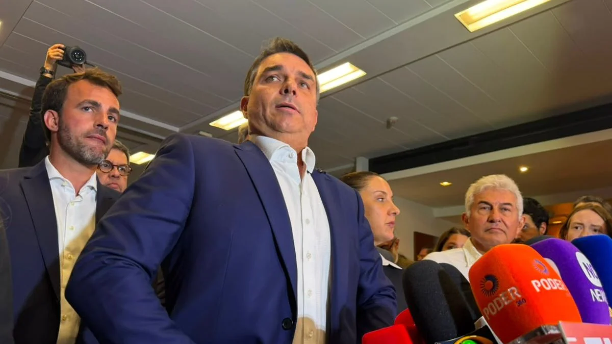 Flávio repete o pai e chega às urnas sob o peso de investigações da PF