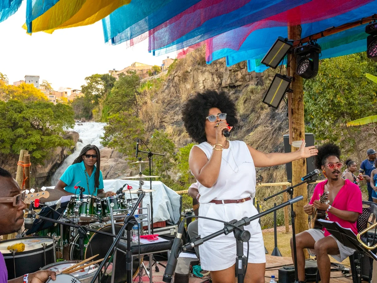 Fim de semana em BH tem samba na Praça Sete, festival com funk e teatro