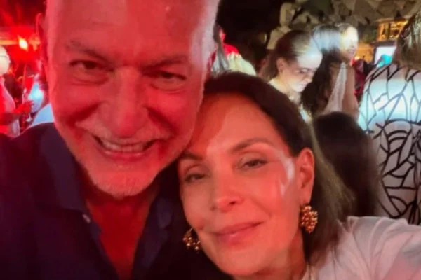 Carolina Ferraz posa com novo amor em viagem; saiba quem é