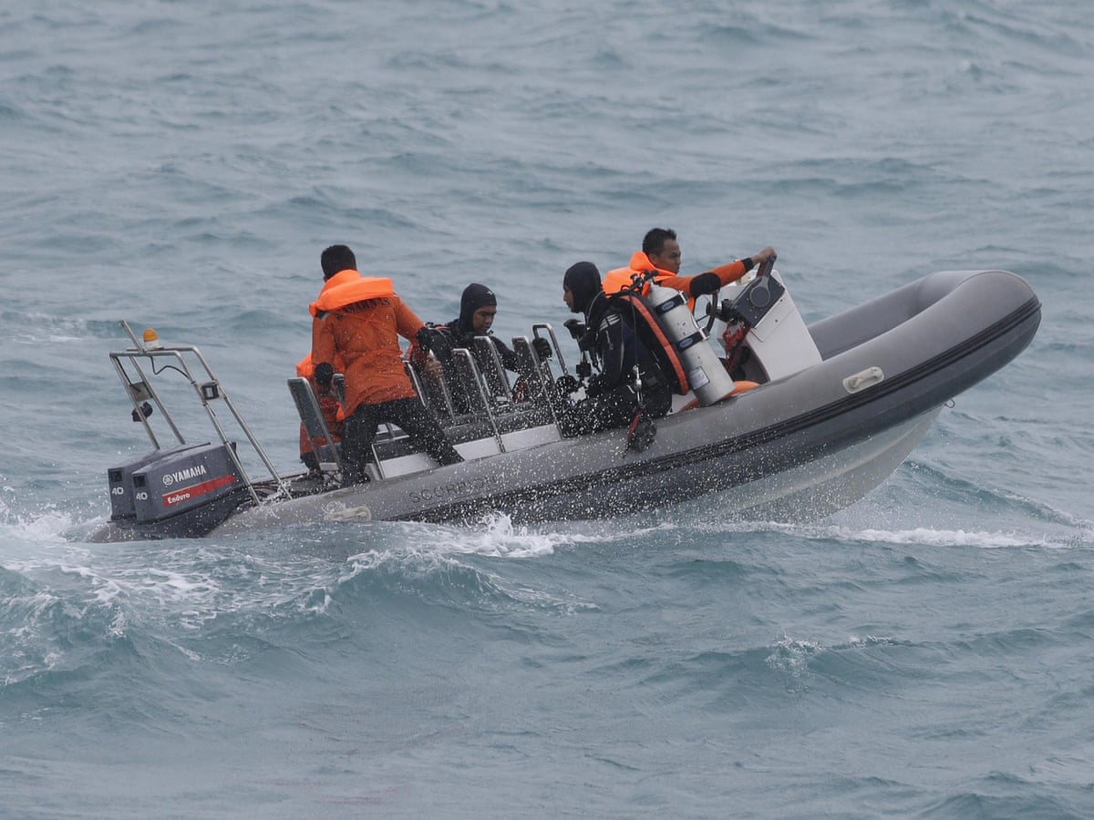 Equipes de resgate indonésias buscam por 140 pessoas após ferry colidir com mau tempo