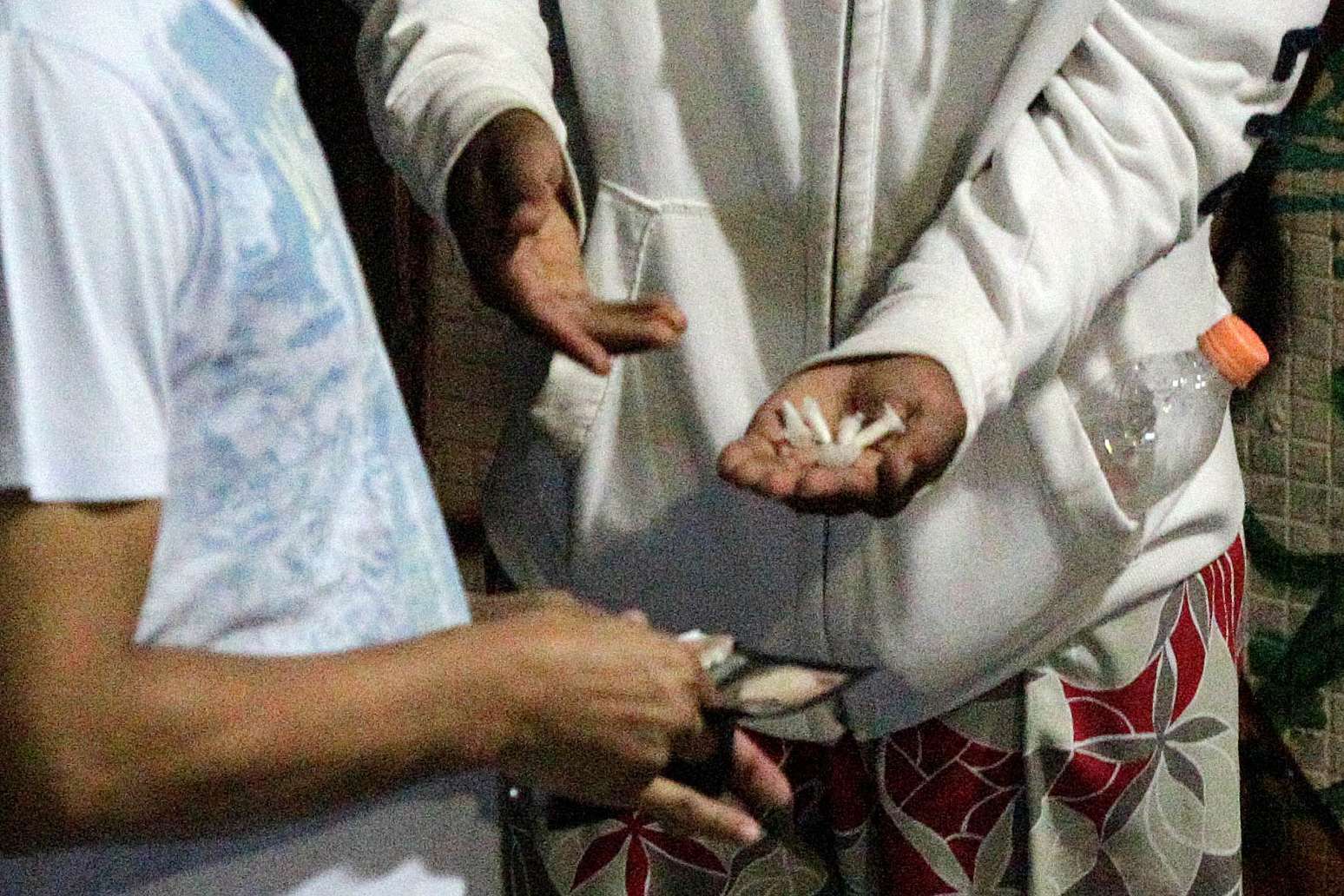 08/02/2014. Traficantes comercializam drogas na Rua Peixoto Gomide próximo à Rua Augusta, região da Avenida Paulista sem serem importunados. Muitos do usuários consomem as drogas ali mesmo na rua lotada de jovens, que cercam as casas noturnas da região