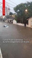 Carros ficam submersos durante alagamentos em Avaré