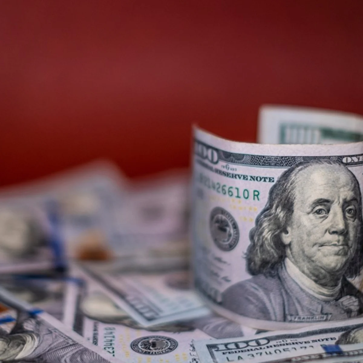 Dólar dá guinada e passa a subir com agravamento da crise no STF. Bolsa cai