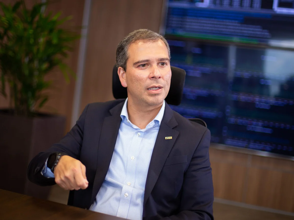 PF achou dezenas de armas, incluindo fuzis, ao prender ex-presidente do BRB