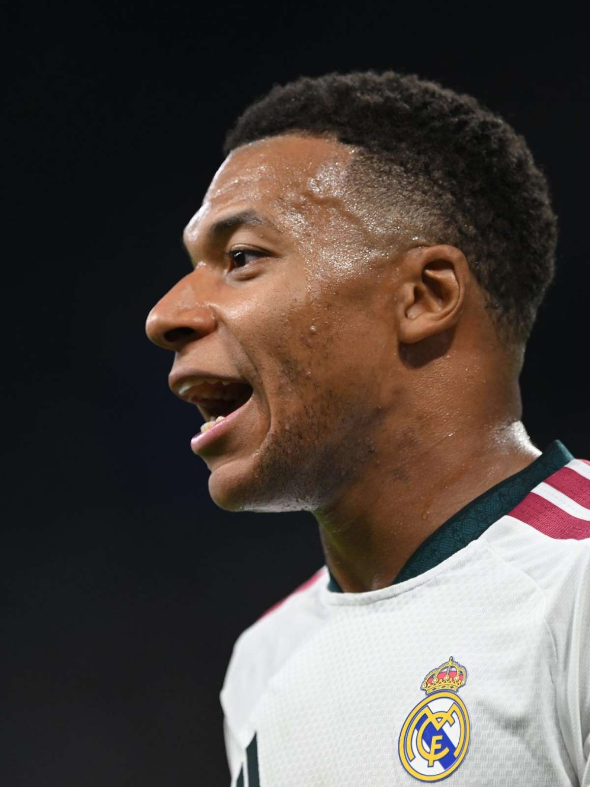 Betis provoca irmãos Mbappé após expulsão de Ethan na Champions