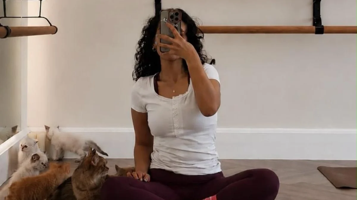 Esta aula de ioga em Riad vem com curiosos gatinhos